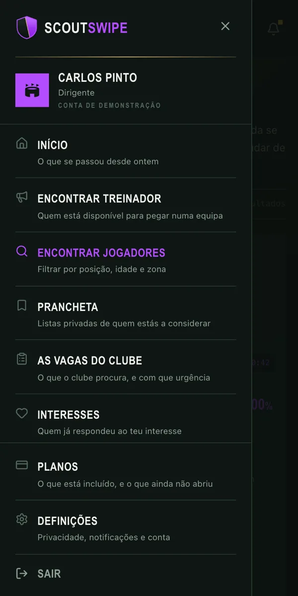ScoutSwipe no telemóvel, com o menu aberto sobre o ecrã de encontrar jogadores